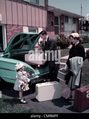 Famille Mère Père fille EN FACE DE LA MAISON DE BANLIEUE AVEC UNE ASSURANCE D'EMBALLAGE EN VOITURE POUR LOCATIONS DE PISCINE Banque D'Images