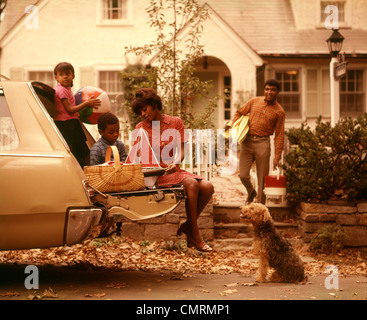 1970 1970 AFRICAN-AMERICAN FAMILY HOME LOADING STATION WAGON CHIEN VACANCES PIQUE-NIQUE Mère Père Garçon Fille réseau express régional Banque D'Images