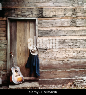 GUITAR HAT ET DE L'ENVELOPPE PAR WEATHERED BARN DOOR Banque D'Images