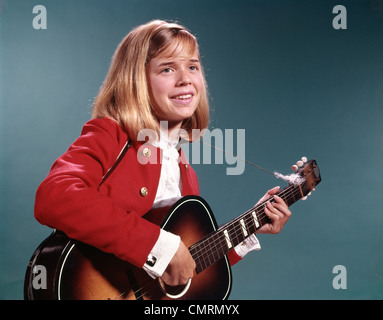 1960 1960 RETRO SMILING BLONDE LITTLE GIRL PLAYING ACOUSTIC GUITAR Banque D'Images