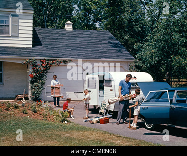 1960 famille Père Mère Fils Fille CHARGEMENT VOITURE ET REMORQUE POUR VACANCES ÉTÉ PISCINE Banque D'Images