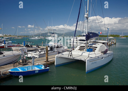 Bateaux à Port Denarau Marina, Nadi, Fidji, Viti Levu, Pacifique Sud Banque D'Images