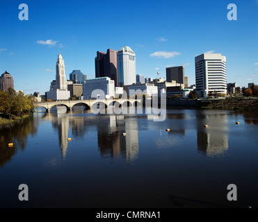 SKYLINE LE LONG DE LA RIVIÈRE SCIOTO COLUMBUS OHIO Banque D'Images