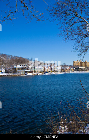 BOATHOUSE ROW EN HIVER NEIGE ciel sans nuages bleu vif de la rivière Schuylkill Philadelphie Banque D'Images