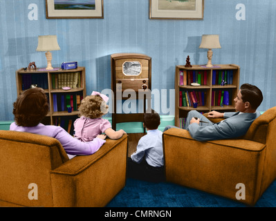 Années 1940 Années 1950 FAMILLE REGARDER LA TÉLÉVISION DANS LA SALLE DE SÉJOUR Banque D'Images