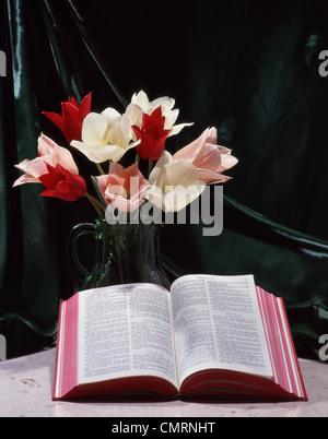 BOUQUET DE TULIPES BLANCHES ET ROSES ROUGES SUR FOND VERT AVEC BIBLE OUVERTE SUR LE LIVRE DES PSAUMES Banque D'Images