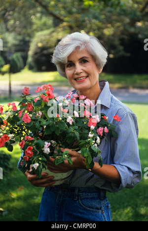 1992 Années 90 RETRO VIEUX COUPLE PLANTATION FLEURS Banque D'Images
