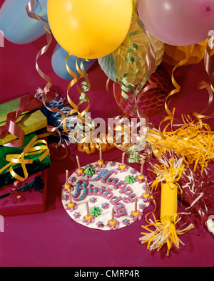 1960 1960 RETRO STILL LIFE JOYEUX ANNIVERSAIRE décorations de gâteaux rose givrée ballons jaunes de banderoles et rubans cadeaux Banque D'Images