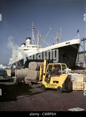 Années 1950 Années 1960 CARGO CHARGÉ DÉCHARGÉ DU NAVIRE DE CHARGE RIVER PIER NEW YORK NY USA Banque D'Images