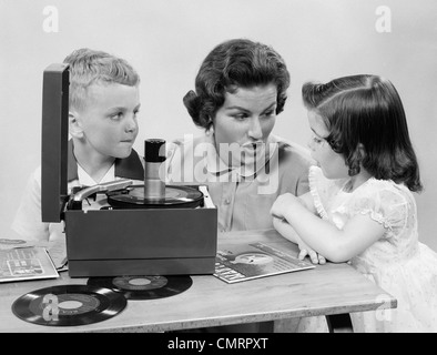 1950 Mère Fille & SON ÉCOUTE DE 45'S SUR PORTABLE RECORD PLAYER Banque D'Images