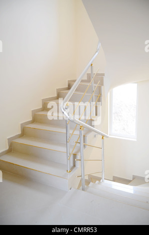 Escalier dans immeuble moderne avec main courante en métal Banque D'Images