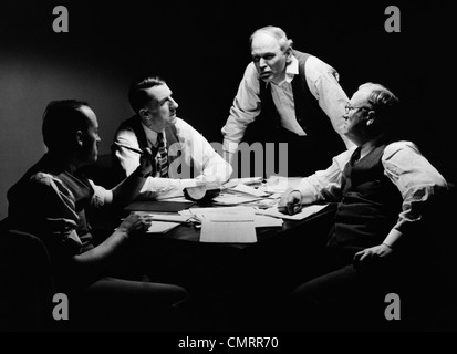 Années 1930 Années 1940 Arrière-SALLE DE CONFÉRENCE AVEC LES HOMMES D'AFFAIRES ET POLITICIENS AUTOUR DE TABLE EN FAISANT DES AFFAIRES ET DE VESTES CHEMISE Banque D'Images