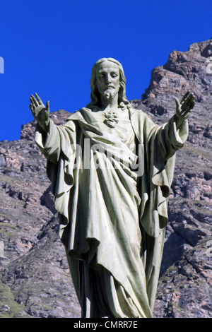 Jésus statue en pierre blanche en face d'une roche à Bessans, France Banque D'Images