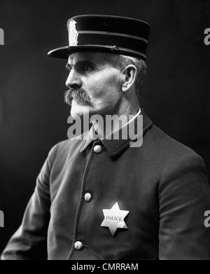 1890 3/4 Head & Shoulders PORTRAIT DU TOURNANT DU SIÈCLE EN UNIFORME POLICIER Banque D'Images