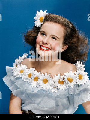 Années 1940 Années 1950 PORTRAIT SMILING TEEN GIRL WEARING OFF L'ÉPAULE chemisier avec col AUTOUR DE MARGUERITES DAISY DANS LES CHEVEUX Banque D'Images