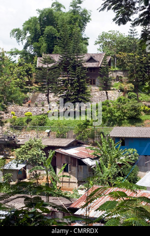 Un quartier avec des maisons est vu du dessus à Chiang Rai, Thaïlande. Banque D'Images