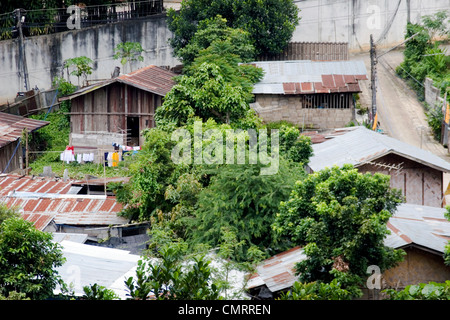 Un quartier avec des maisons est vu du dessus à Chiang Rai, Thaïlande. Banque D'Images