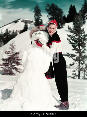 Années 1940 Années 1950 SMILING WOMAN HOLDING CIGARE DANS LA BOUCHE DU BONHOMME Banque D'Images