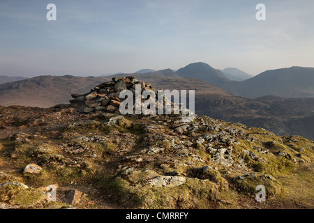 Le sommet d'Fleetwith Pike et la vue au sud vers les montagnes de Grand Gable et Kirk tombe Lake District Cumbria UK Banque D'Images