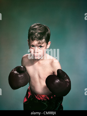 Années 1940 Années 1950 YOUNG BOY WEARING BOXING GLOVES ET TRUNKS Banque D'Images