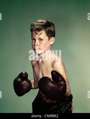 Années 1940 Années 1950 YOUNG BOY WEARING BOXING GLOVES ET TRUNKS Banque D'Images