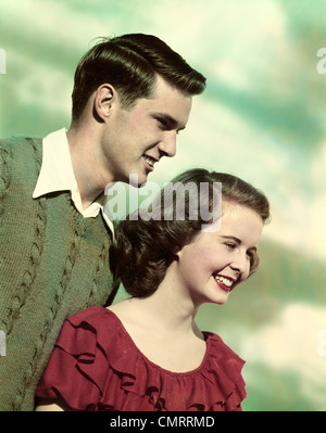 Années 1940 Années 1950 PROFIL PORTRAIT SMILING TEEN COUPLE Banque D'Images