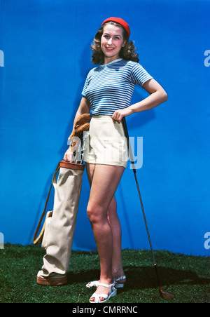 Années 1940 Années 1950 SMILING TEEN GIRL POSING AVEC SET DE CLUBS DE GOLF LOOKING AT CAMERA Banque D'Images