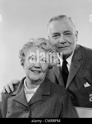 1960 PORTRAIT SMILING ELDERLY COUPLE LOOKING AT CAMERA Banque D'Images