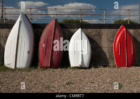 Petit rouge et blanc des bateaux de pêche à Southend-on-Sea, Angleterre, Royaume-Uni. Banque D'Images