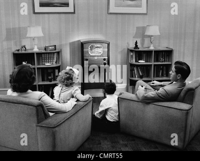 Années 1940 Années 1950 FAMILY WATCHING TV DANS LE SALON Banque D'Images