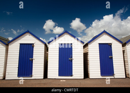 Royaume-uni, Angleterre, Devon, Torquay, plage de Goodrington Sands, bleu et blanc, cabines de plage peint bleu ciel d'été ci-dessous Banque D'Images