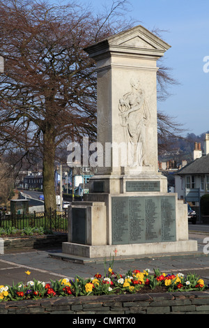 Keswick WW1 et WW2 War Memorial avec fleurs de printemps nord-ouest de l'Angleterre Cumbria UK Banque D'Images