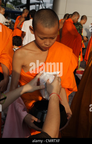 Les thaïs en donnant de la nourriture pour les bonzes bouddhistes Banque D'Images