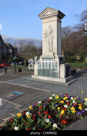 Keswick WW1 et WW2 War Memorial avec fleurs de printemps nord-ouest de l'Angleterre Cumbria UK Banque D'Images