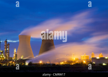 Paysage industriel des tours de refroidissement À Vapeur la nuit Ineos Grangemouth HQ près d'Édimbourg Lothian Scotland Royaume-Uni GB Europe Banque D'Images