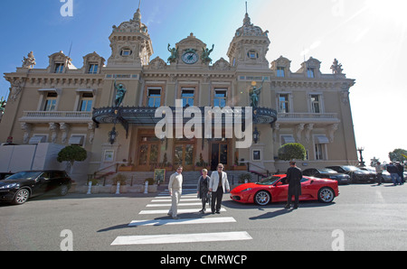 Monaco Casino de Paris à Monte Carlo, vue extérieure. rouge Ferrari Alpes Maritimes France 24734 Casino de Monte Carlo Banque D'Images