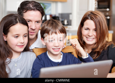 Les parents et les enfants en face de l'ordinateur Banque D'Images