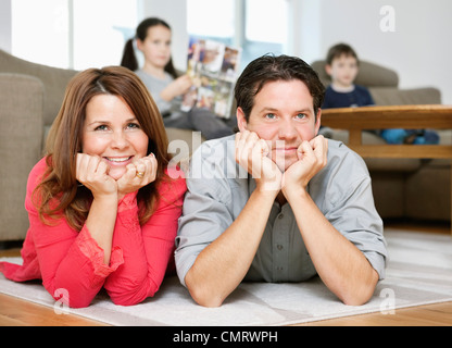 Les parents de regarder la télévision Banque D'Images