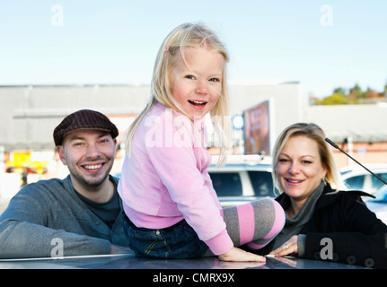 Girl in pink avec maman et papa Banque D'Images