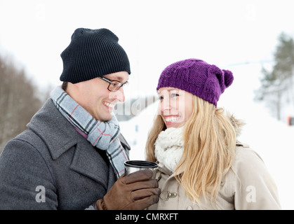 Guy and girl having coffee Banque D'Images