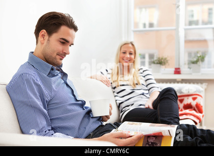 La femme et l'homme dans canapé