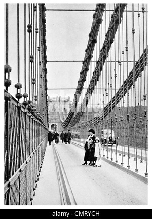 1923 Le pont suspendu de Menai au nord du Pays de Galles Banque D'Images