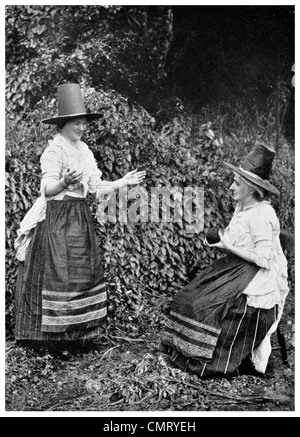 1923 Les femmes dans le jardin traditionnel gallois Galles Canarvon Banque D'Images