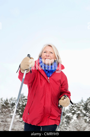 Femme avec des bâtons de ski Banque D'Images