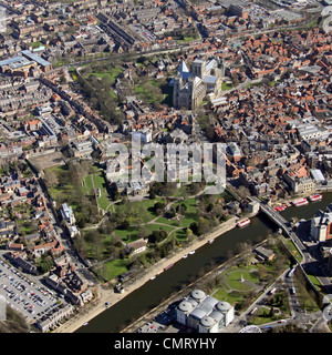 Vue aérienne sur le Yorkshire Museum, les jardins du musée et York Minster, York Banque D'Images