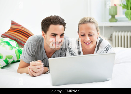 L'homme et de la femme par ordinateur Banque D'Images