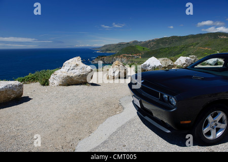 Voiture garée près de falaise en États-Unis Californie avec ciel bleu et mer océan et pittoresque des montagnes pittoresques Banque D'Images