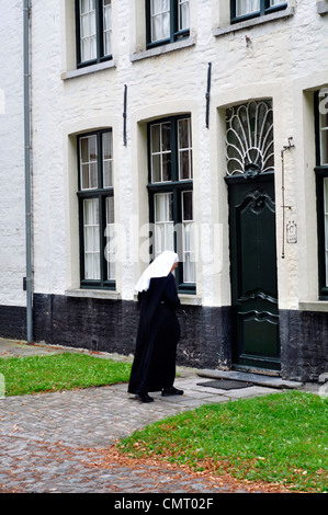 Belgique, Flandre, Bruges, le béguinage, Religieuses Bénédictines Banque D'Images