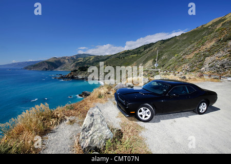 Voiture garée près de falaise en États-Unis Californie avec ciel bleu et mer océan et pittoresque des montagnes pittoresques Banque D'Images