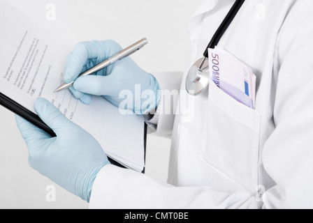Doctor with stethoscope prendre des notes sur le presse-papiers Banque D'Images